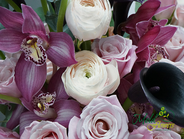 Розовая коробка с чёрными каллами и орхидеей (под заказ, 10 дней) Фото